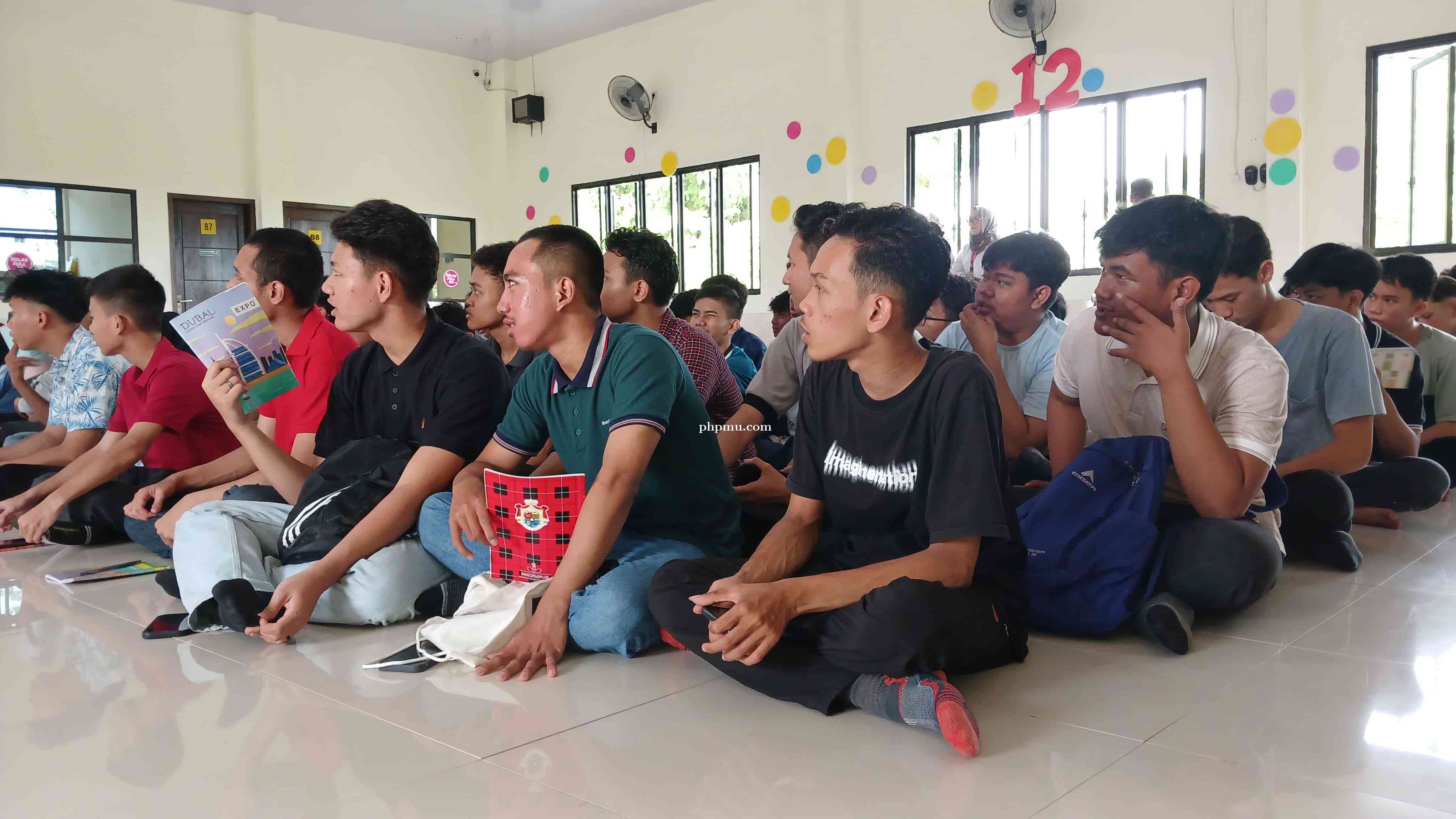 Kunjungan siswa-siswi kelas XI SMA Al Irsyad Kota Tegal ke Mr. Bob Kampung Inggris di Pare